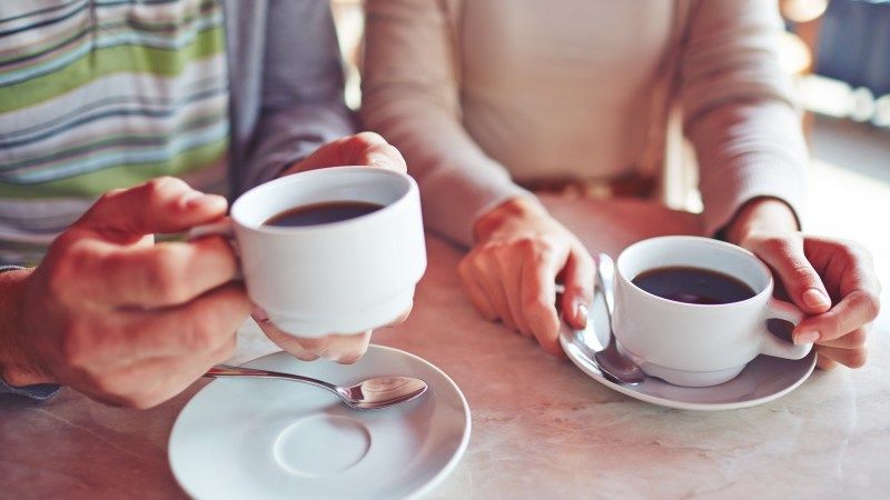 из кофемашины слабо льется кофе