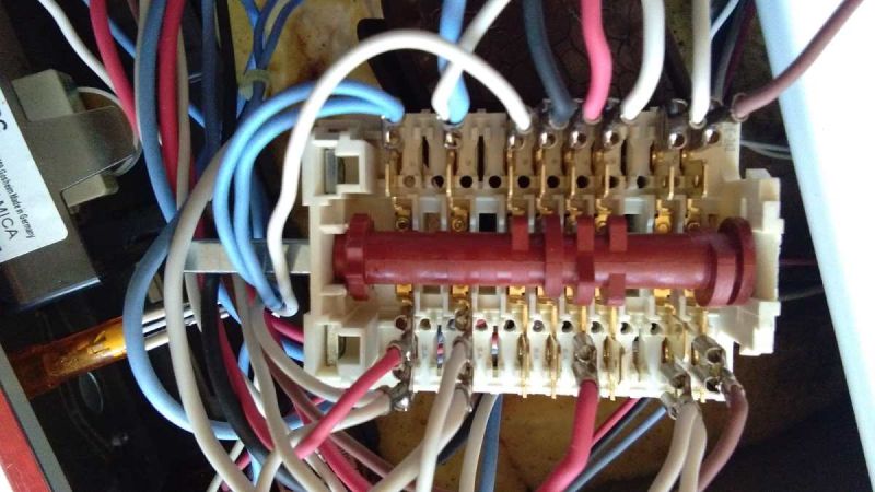 Неисправность переключателя или неразомкнутые контакты