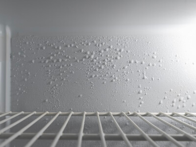 Холодильник покрывается льдом